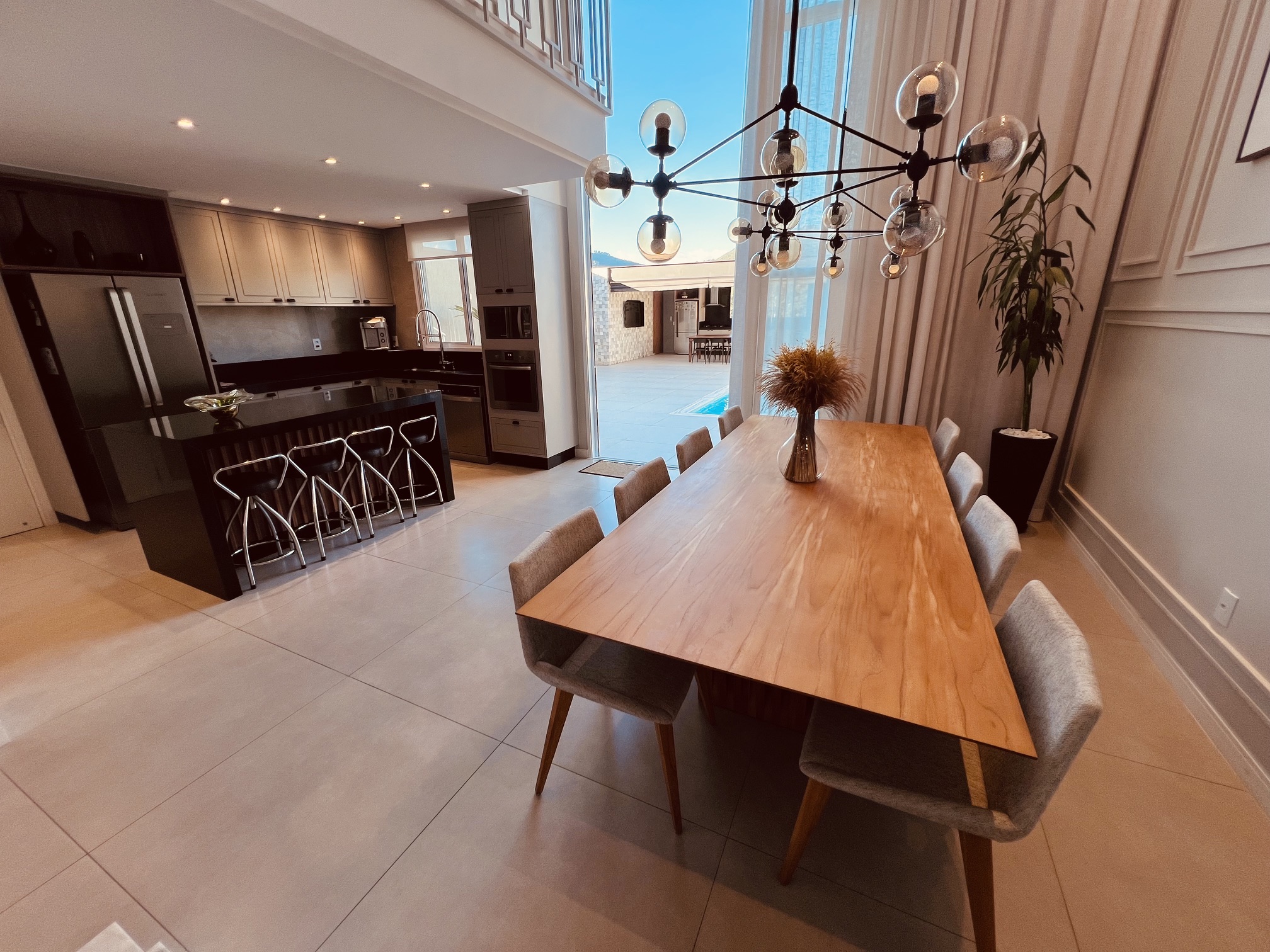 Sala de jantar integrada à cozinha e ao lazer