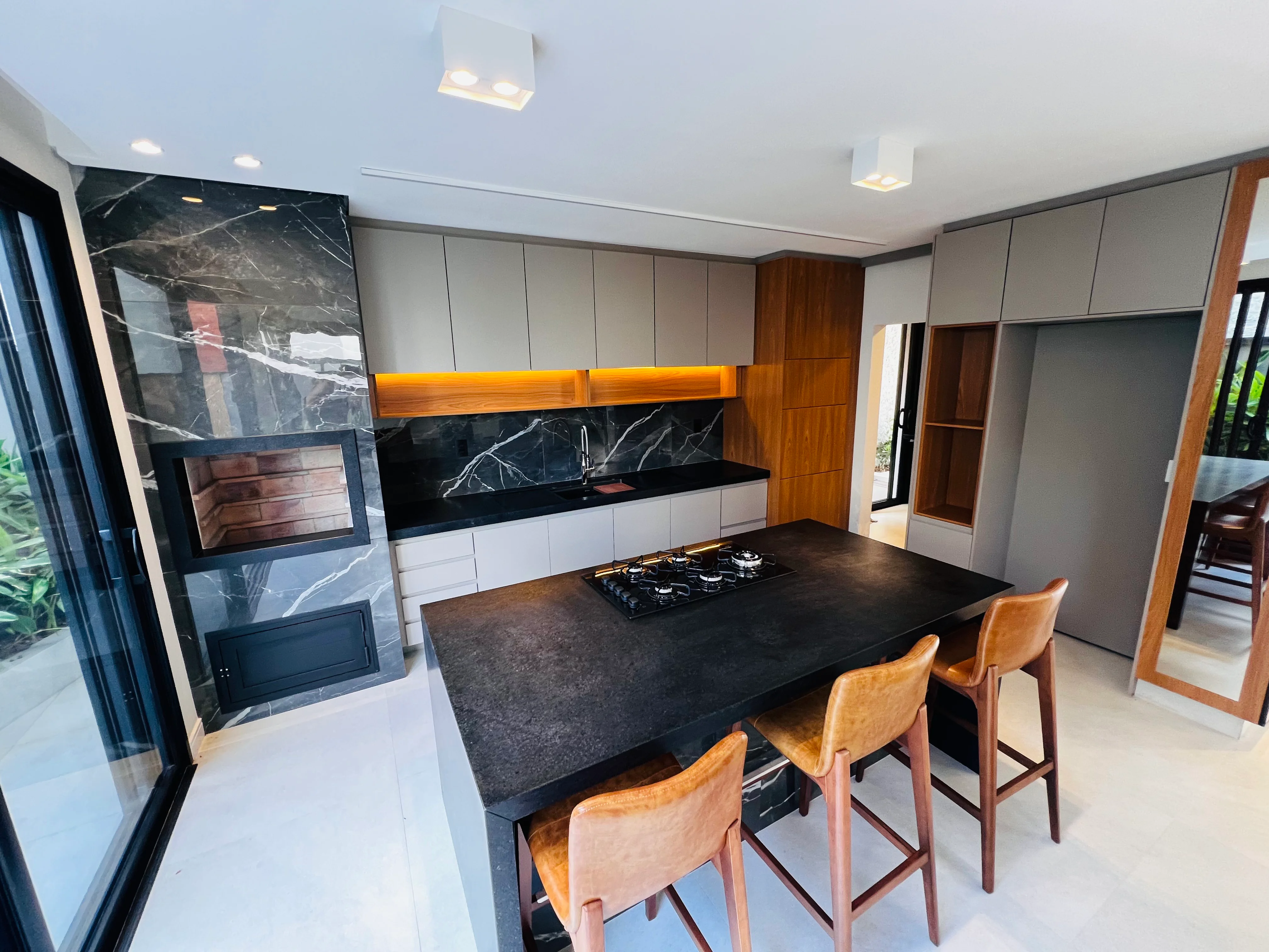 Cozinha gourmet com ilha e acabamentos de alto padrão