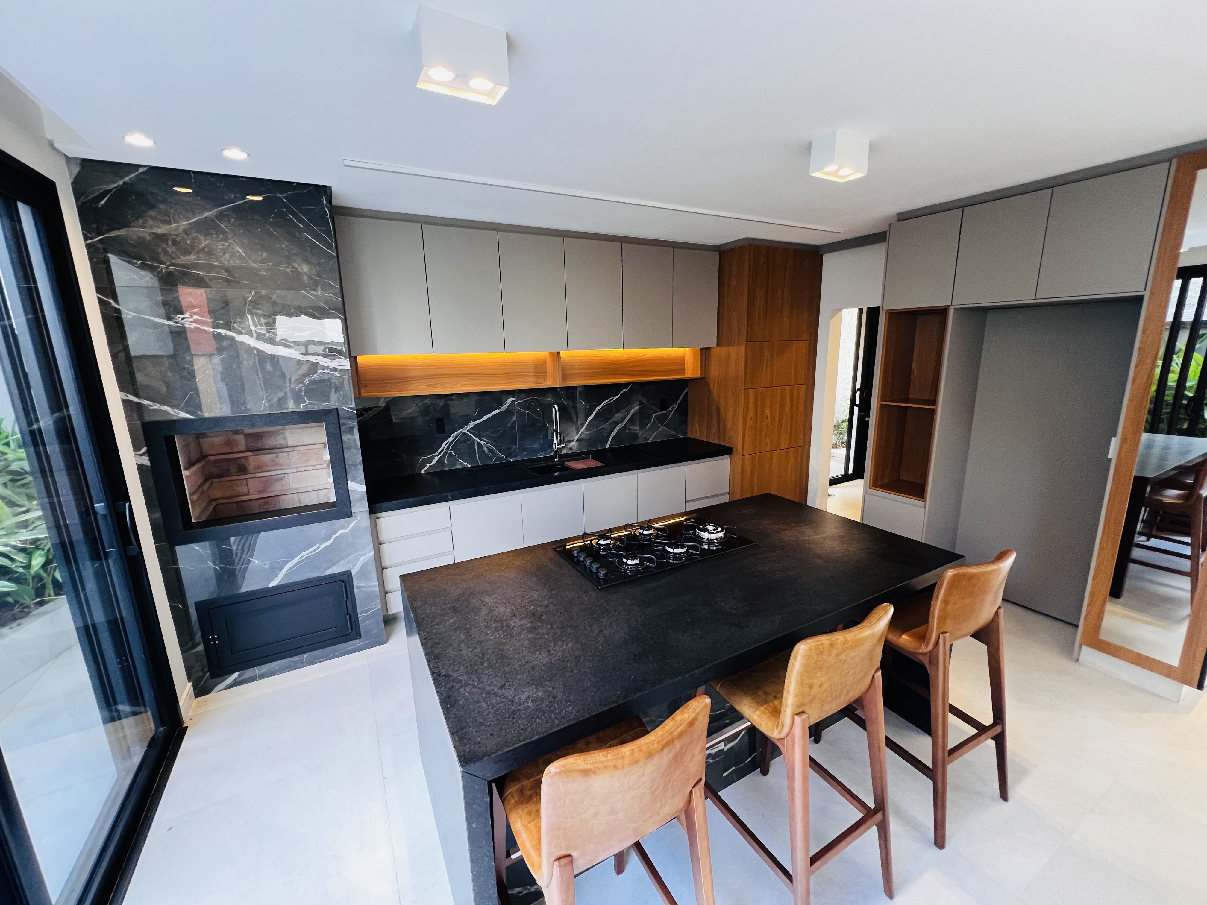 Cozinha gourmet com ilha e acabamentos de alto padrão