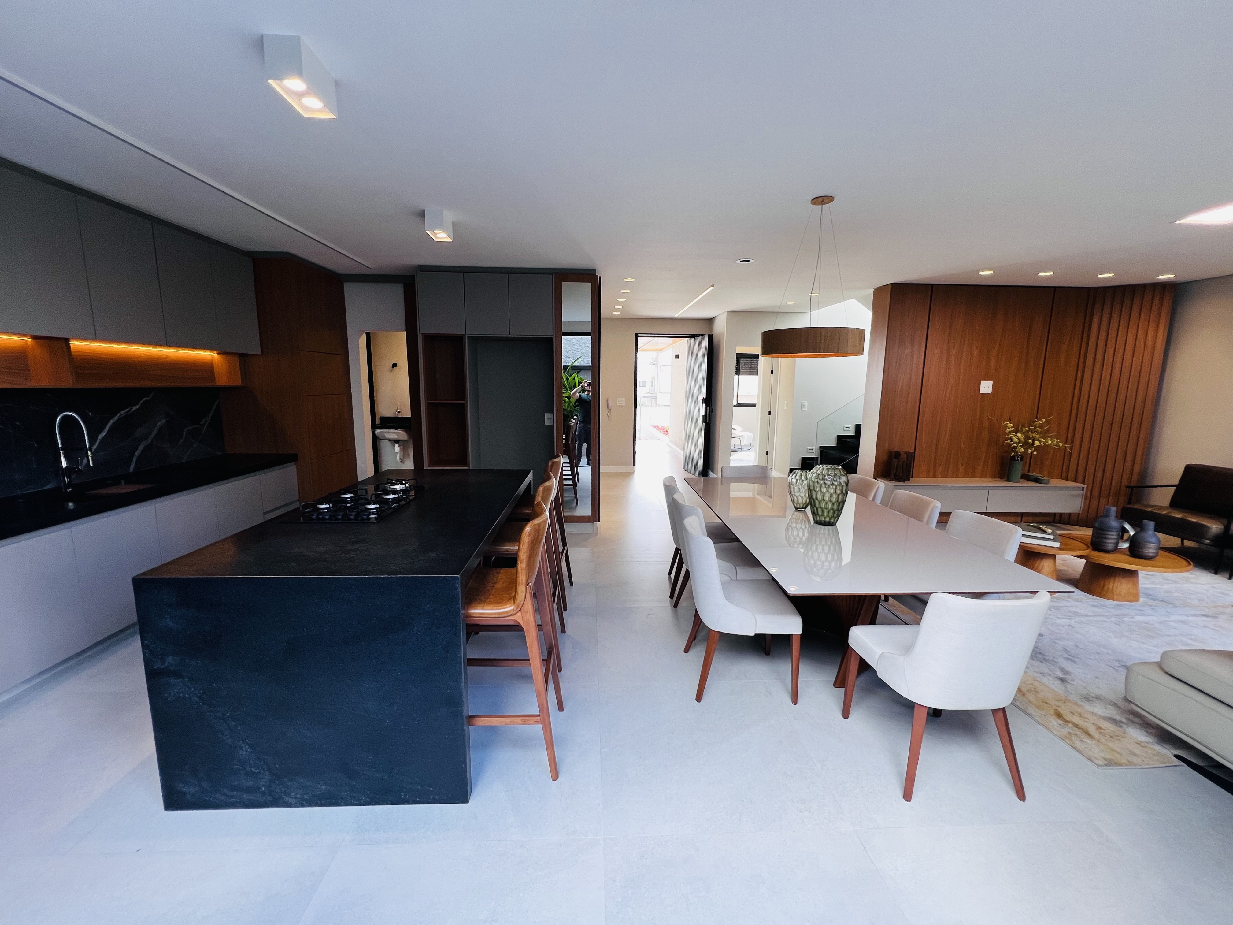 Sala de jantar integrada à cozinha e ao estar da Casa Villa Verona