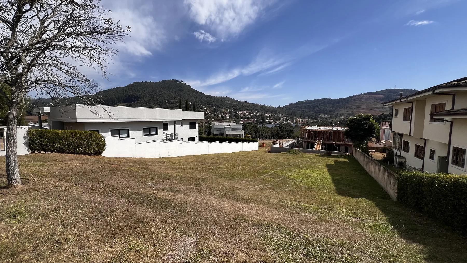 Foto real do terreno em leve declive no Residencial Campo da Cachoeira