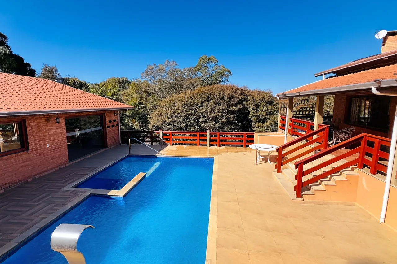 Piscina aquecida com hidromassagem entre a casa e a edícula