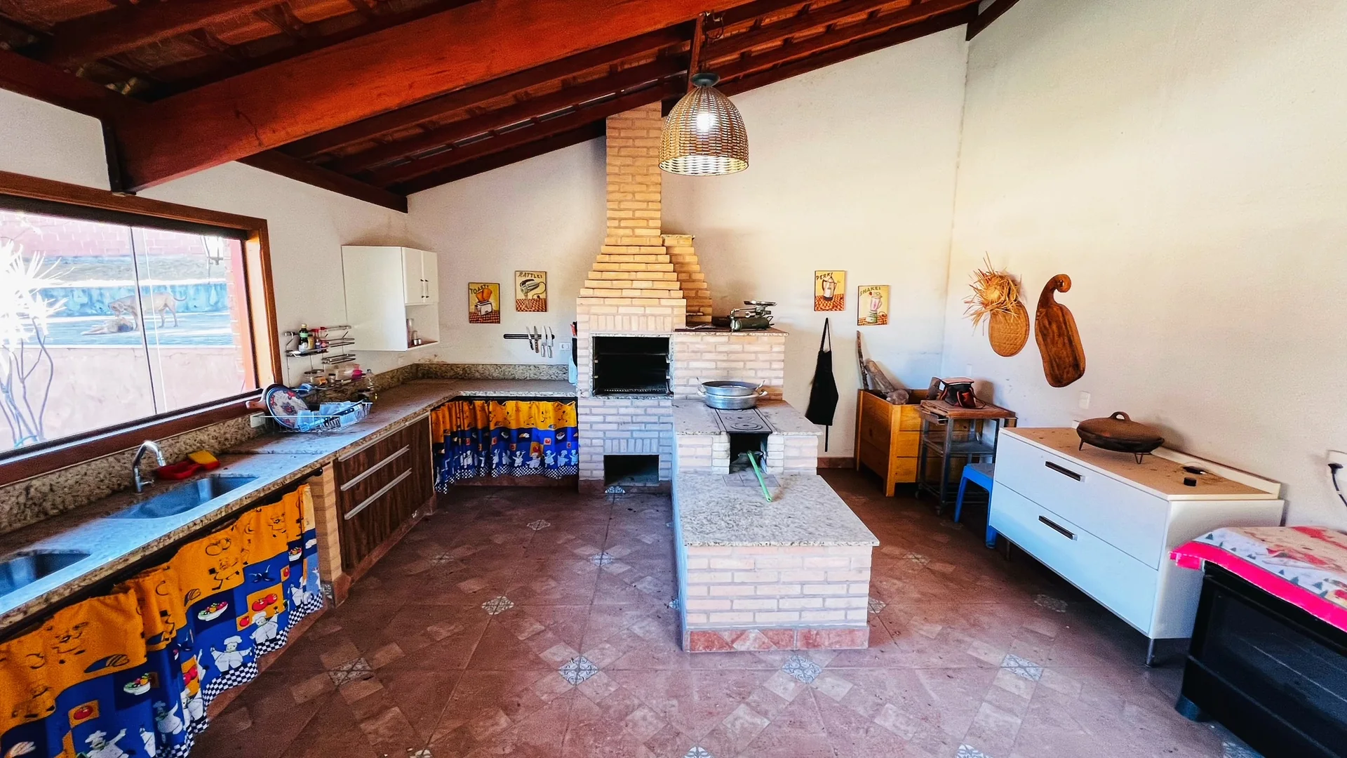 Edícula gourmet com churrasqueira e fogão a lenha